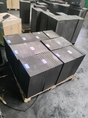Hochreine Graphitmaterialien für Graphitschmelztiegel und -stopper